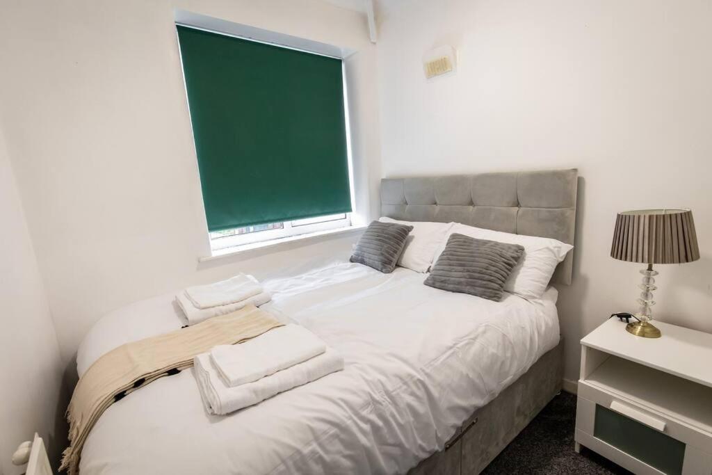 Windsor House 3 Bedrooms Sleeps 8 Манчестер Экстерьер фото