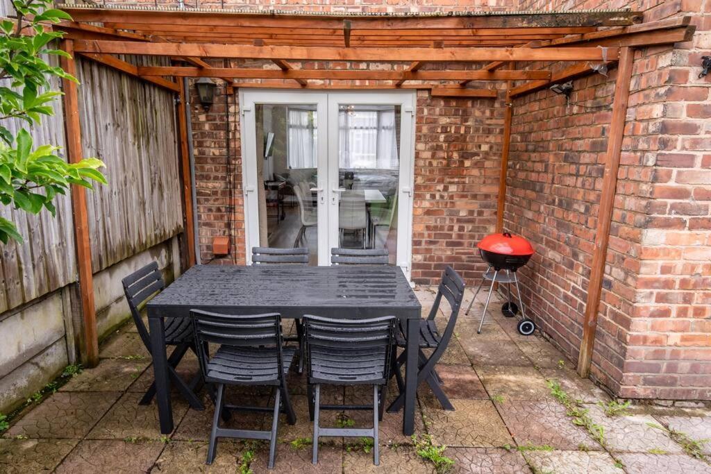 Windsor House 3 Bedrooms Sleeps 8 Манчестер Экстерьер фото