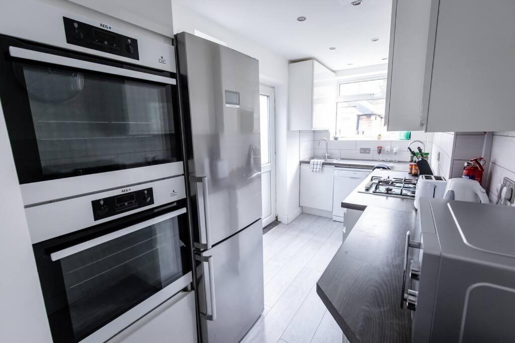 Windsor House 3 Bedrooms Sleeps 8 Манчестер Экстерьер фото