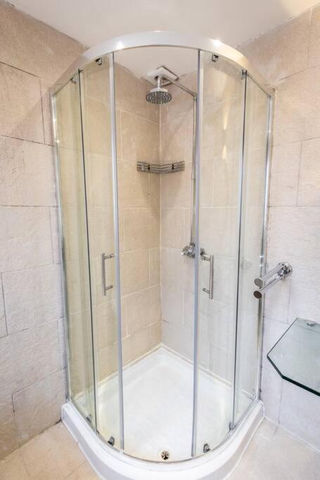 Windsor House 3 Bedrooms Sleeps 8 Манчестер Экстерьер фото
