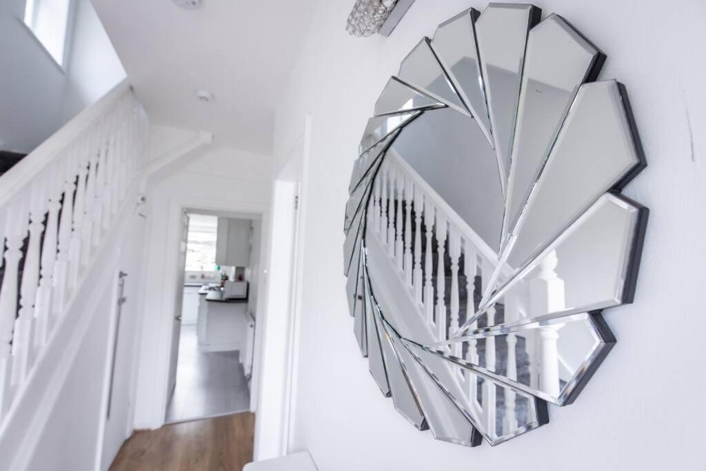 Windsor House 3 Bedrooms Sleeps 8 Манчестер Экстерьер фото
