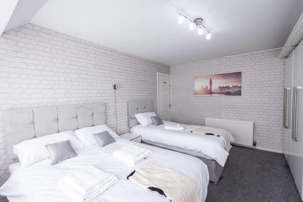 Windsor House 3 Bedrooms Sleeps 8 Манчестер Экстерьер фото
