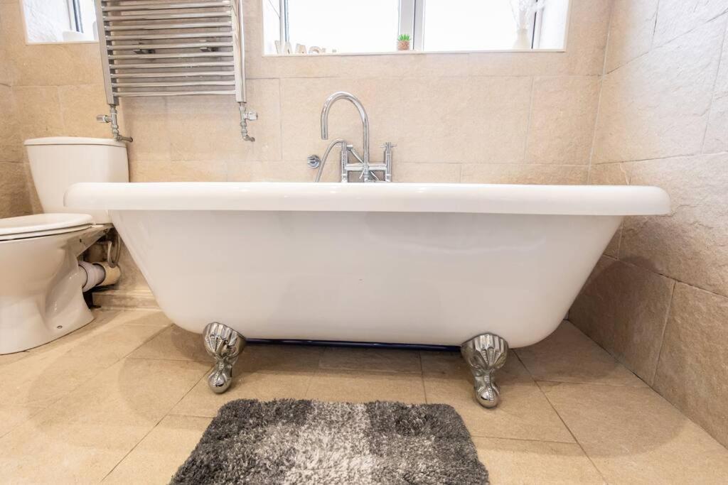 Windsor House 3 Bedrooms Sleeps 8 Манчестер Экстерьер фото